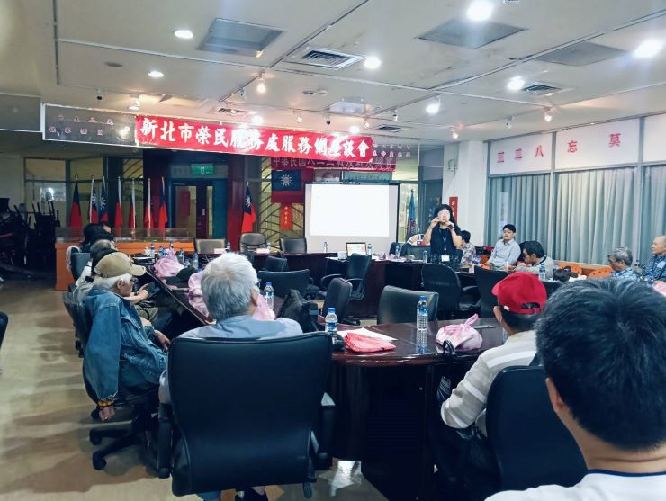 廣納建言傾聽心聲 新北榮服處前進永和解答釋疑 52 《圖說》新北市衛生局長照中心督導李弈儒宣導「銀髮人力資源」業務介紹。〈新北榮服處提供〉