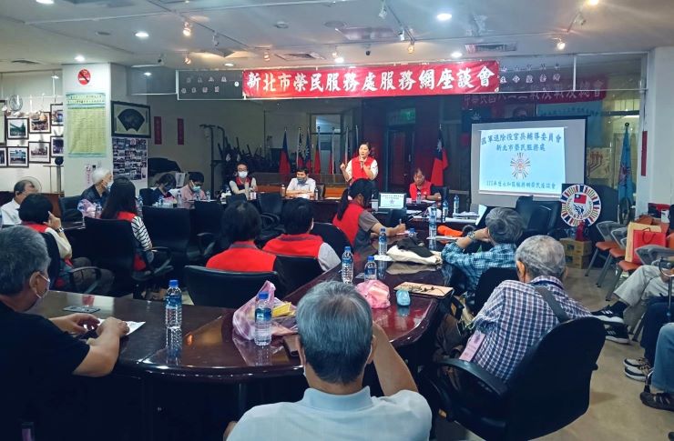 面對面聽需求 新北榮服處前進永和解答釋疑 36 《圖說》吳曉慧總幹事(中)傾聽退除役官兵建言並逐一解答釋疑。〈新北榮服處提供〉