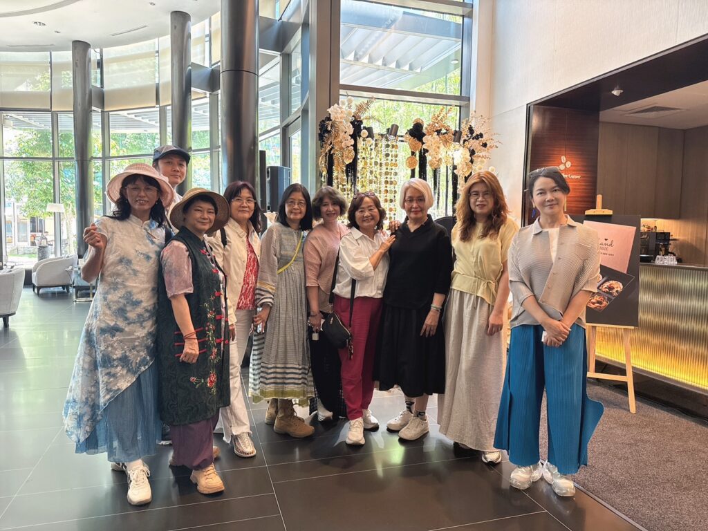 上海城市藝術博覽會百年海派建築登場 台灣18位藝術家跨海參展 46 %E8%B7%A8%E6%B5%B7%E5%8F%83%E5%B1%95%E7%9A%84%E5%8F%B0%E7%81%A3%E8%97%9D%E8%A1%93%E5%AE%B6%E5%9C%A8%E5%BC%B5%E6%B1%9F%E5%8D%9A%E9%9B%85%E9%85%92%E5%BA%97%E8%88%89%E8%A1%8C%E7%9A%84%E7%95%8C%E4%B8%8A%E6%B5%B7%E5%A2%A8%E6%B5%B7%E8%97%9D%E8%A1%93%E5%8D%94%E6%9C%83%E6%9C%83%E5%93%A1%E8%81%AF%E5%B1%95%E5%90%88%E5%BD%B1 1024x768 1