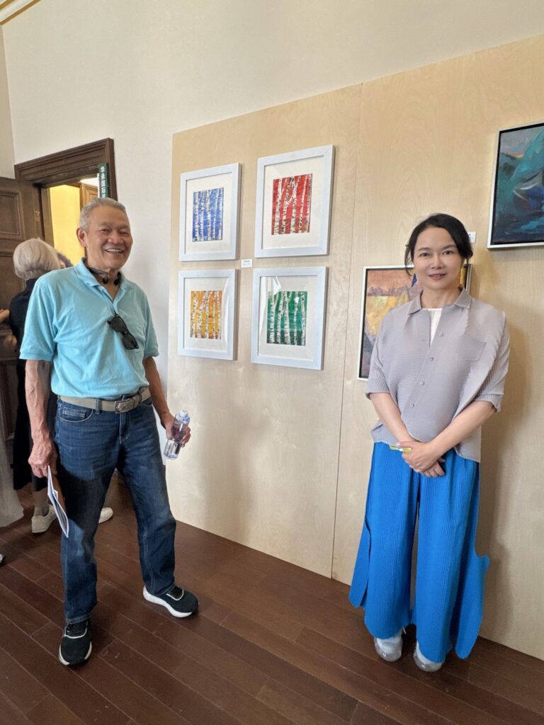 上海城市藝術博覽會百年海派建築登場 台灣18位藝術家跨海參展 47 %E5%8F%B0%E4%B8%AD%E5%B8%82%E5%A2%A8%E6%B5%B7%E8%97%9D%E8%A1%93%E5%8D%94%E6%9C%83%E7%90%86%E4%BA%8B%E9%95%B7%E5%BB%96%E8%BF%8E%E6%99%B0%E5%8F%B3%E5%B8%B6%E9%A0%98%E5%8F%B0%E7%81%A3%E8%97%9D%E8%A1%93%E5%AE%B6%E5%88%B0%E4%B8%8A%E6%B5%B7%E5%8F%83%E5%B1%95%E5%9C%96%E5%BB%96%E8%BF%8E%E6%99%B0%E6%8F%90%E4%BE%9B 768x1024 1