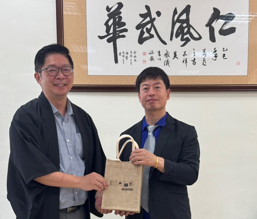 ▲小野義晴主任拜會余忠潔校長。(記者 李堂安 翻攝)