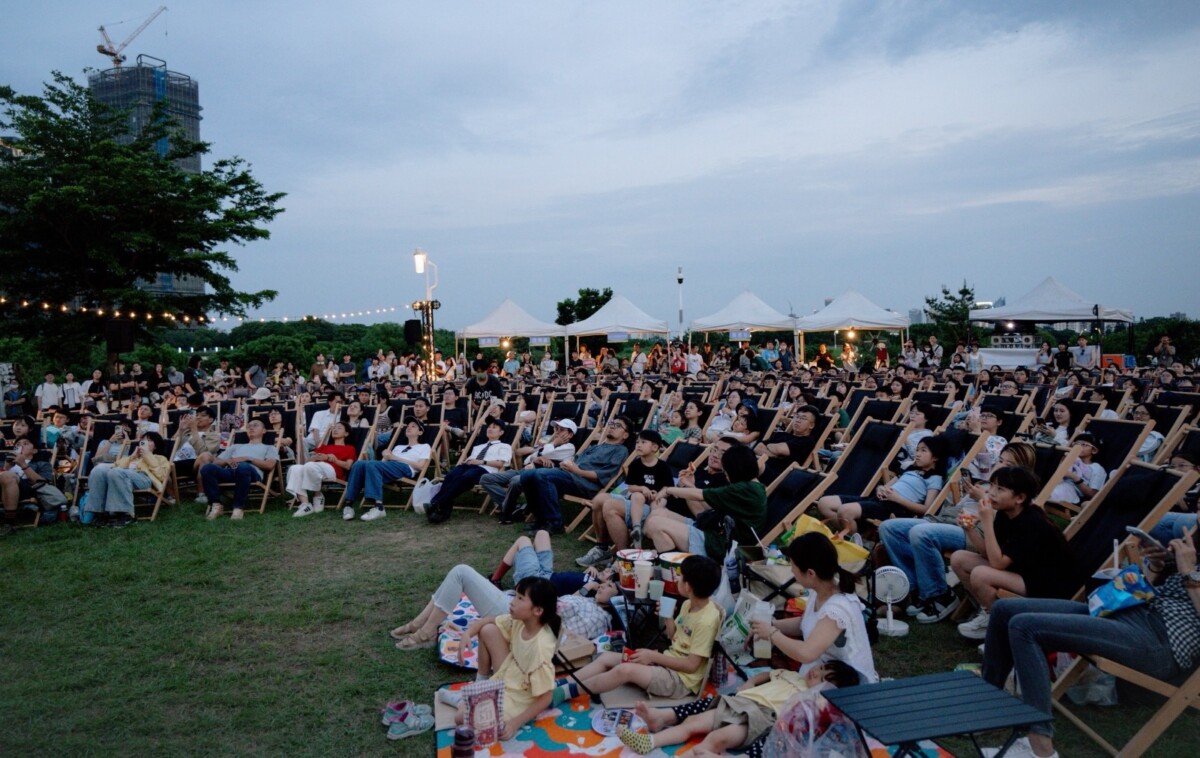 ▲中央公園星空電影院，舒適躺椅觀影新體驗。(圖/記者顏淑娟翻攝)