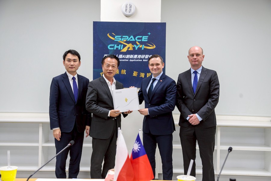 波蘭發展暨科技部（MRiT）國務卿Michał Jaros今天率團到嘉義縣亞洲無人機AI創新應用研發中心參訪、交流，台無人機產業展現豐碩成果。（圖/嘉義縣政府提供）