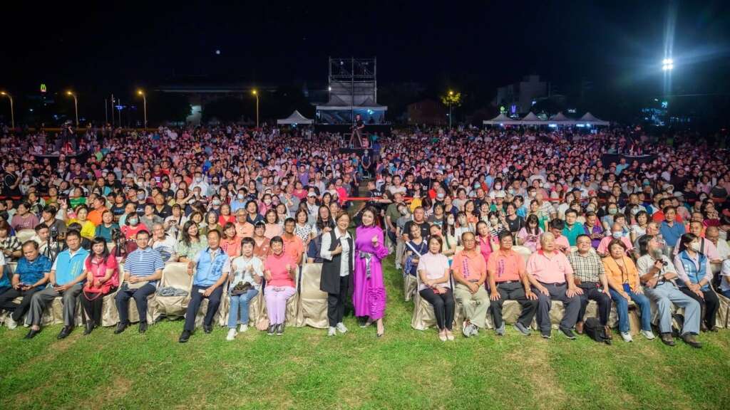▲115年感恩晚會－鄉鎮藝術巡演活動，第5場次於5月17日晚間在田中景崧文化教育園區棒壘球場登場，由縣長王惠美親臨出席，與在地鄉親一同參與。（圖／彰化縣政府提供）