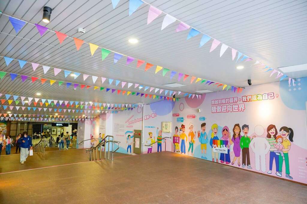 ▲「愛在新北・驕傲同行」新北同志驕傲月以彩虹妝點城市廊道 強調理解與尊重。