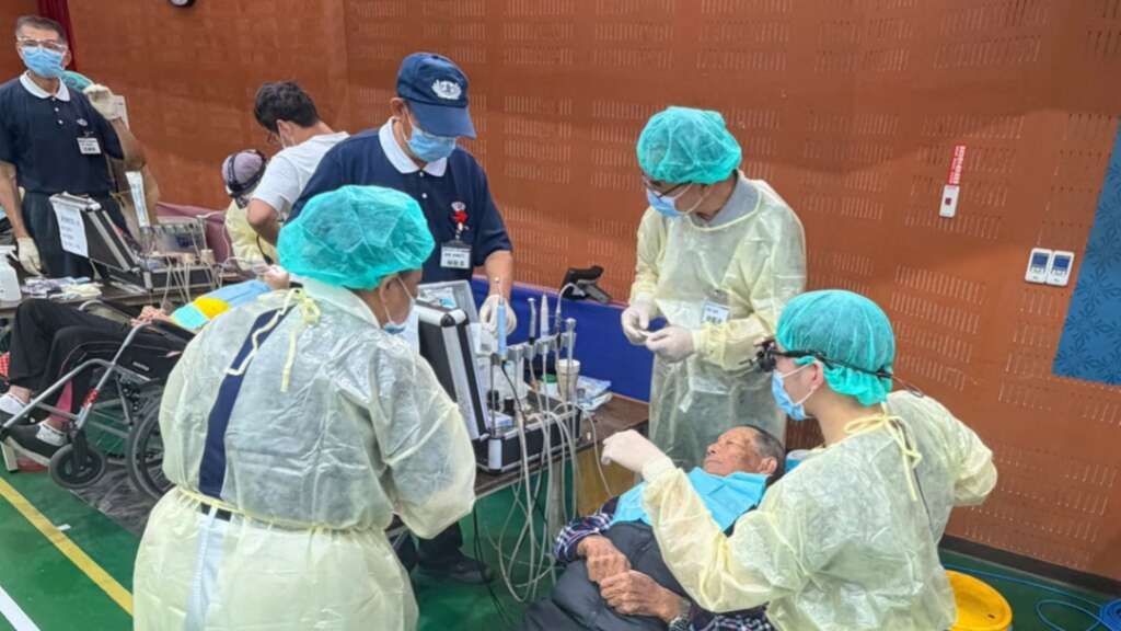 ∆本次義診由慈濟人醫會號召多位資深牙科醫師及專業護理人員參與，現場設置了行動診療設備，提供包含口腔檢查、洗牙、假牙調整及衛教諮詢等服務。（圖／臺東馬蘭榮家提供）