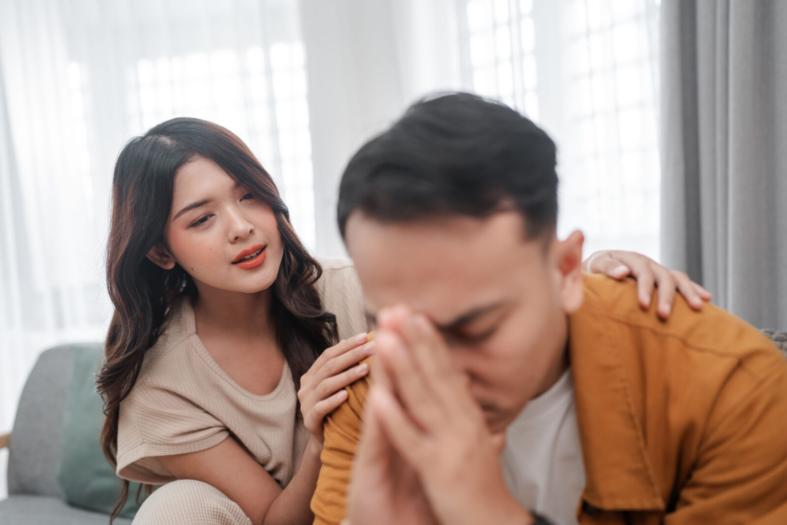 如果妳內心柔軟、極具同理心，聽個廣播都能掉眼淚，妳就要小心那些「帶傷而來」的男人。圖/123RF圖庫