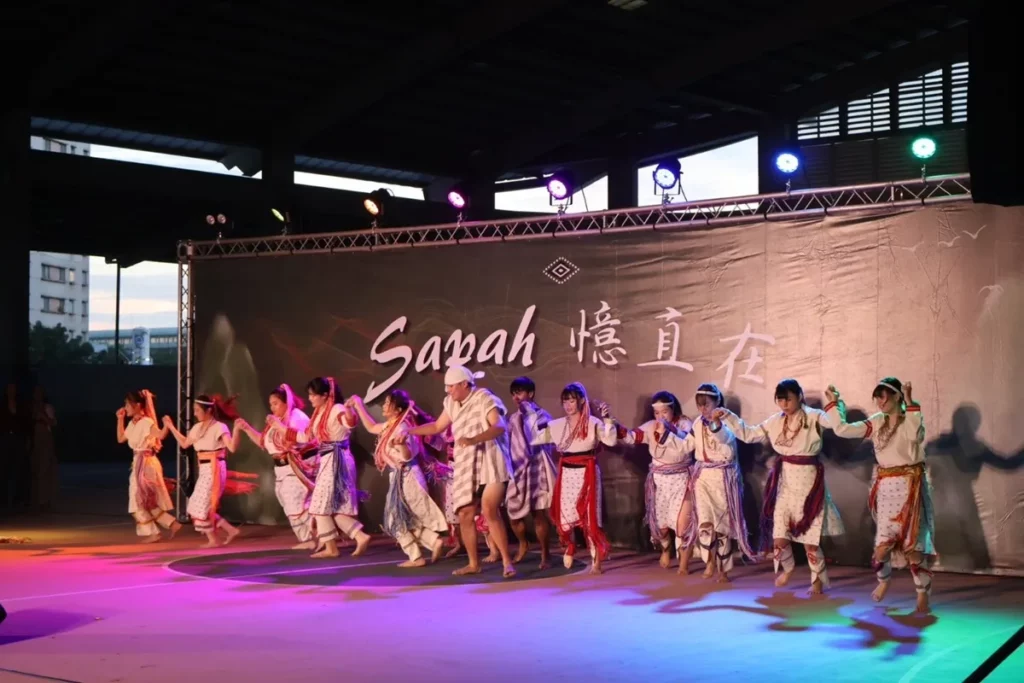 中山醫大原民週晚會，學生身穿太魯閣族傳統服飾帶來精彩舞蹈演出。（圖/中山醫大提供）