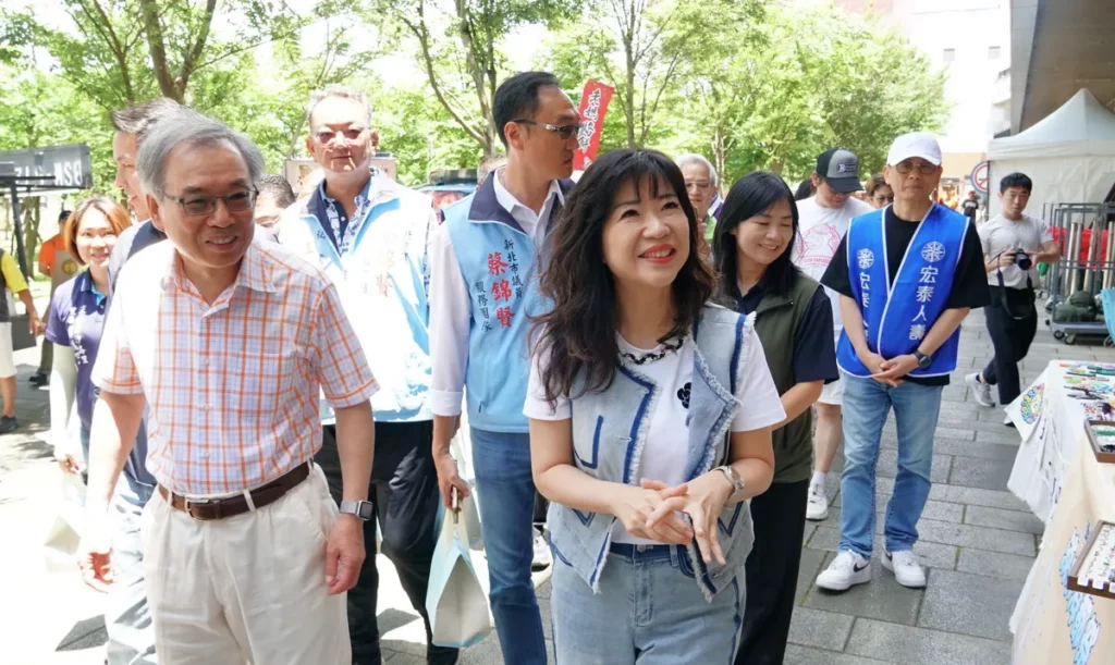 啟動儀式之後，長官與民意代表、里長進行攤位巡禮，現場人潮絡繹不絕。