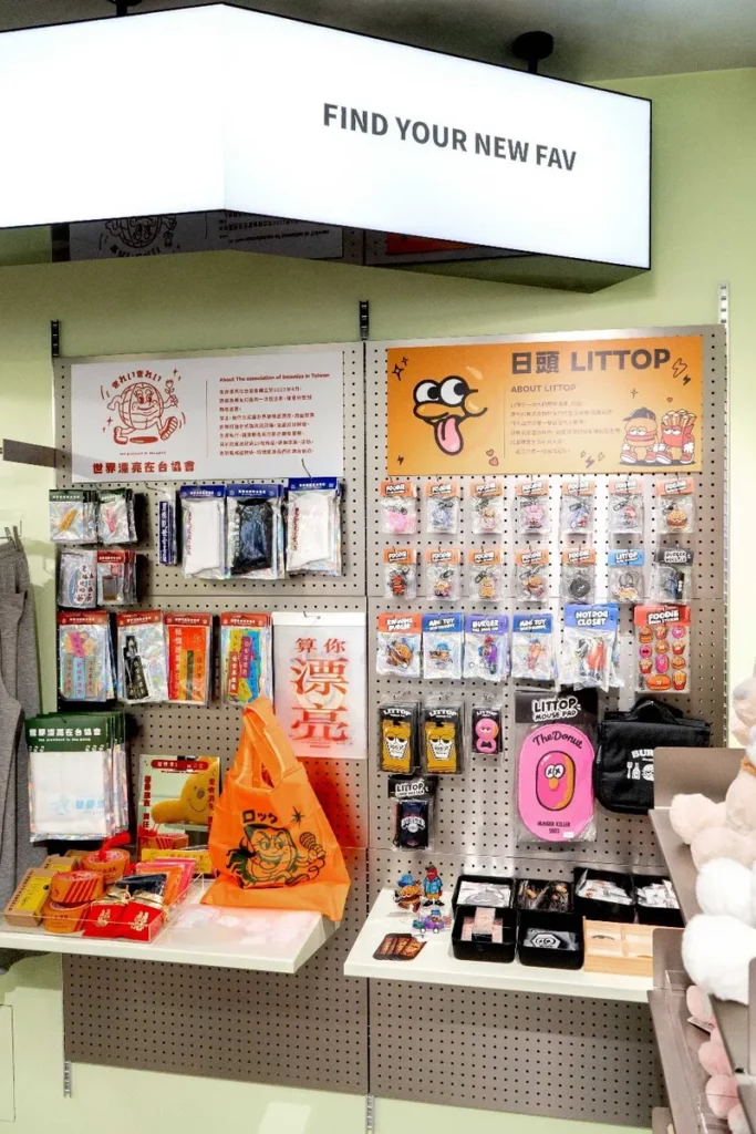 r.fav 的品牌野心,從不止步於引進國際 IP,品牌致力推動「經典跨界、原創共榮」的經營理念,預計每月定期邀請台灣原創插畫家與創作品牌進駐客座寄賣,以實體空間作為在地創作能量最佳的展演舞台。