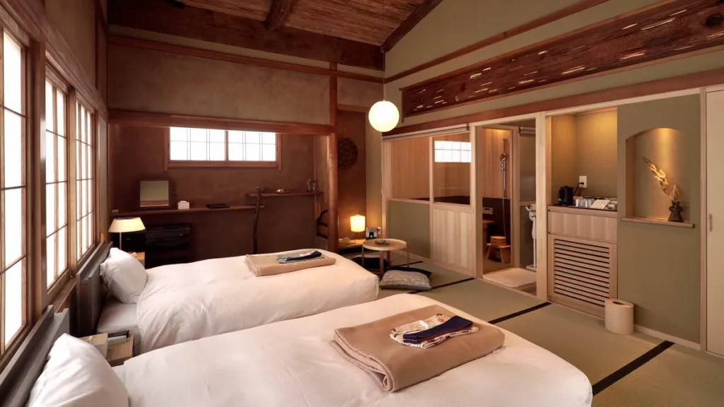 「HOTEL CULTIA DAZAIFU」客房內完美保留了歲月留下的木樑與古材,流露滿滿的日式復古韻味。(圖片由Booking.com提供)