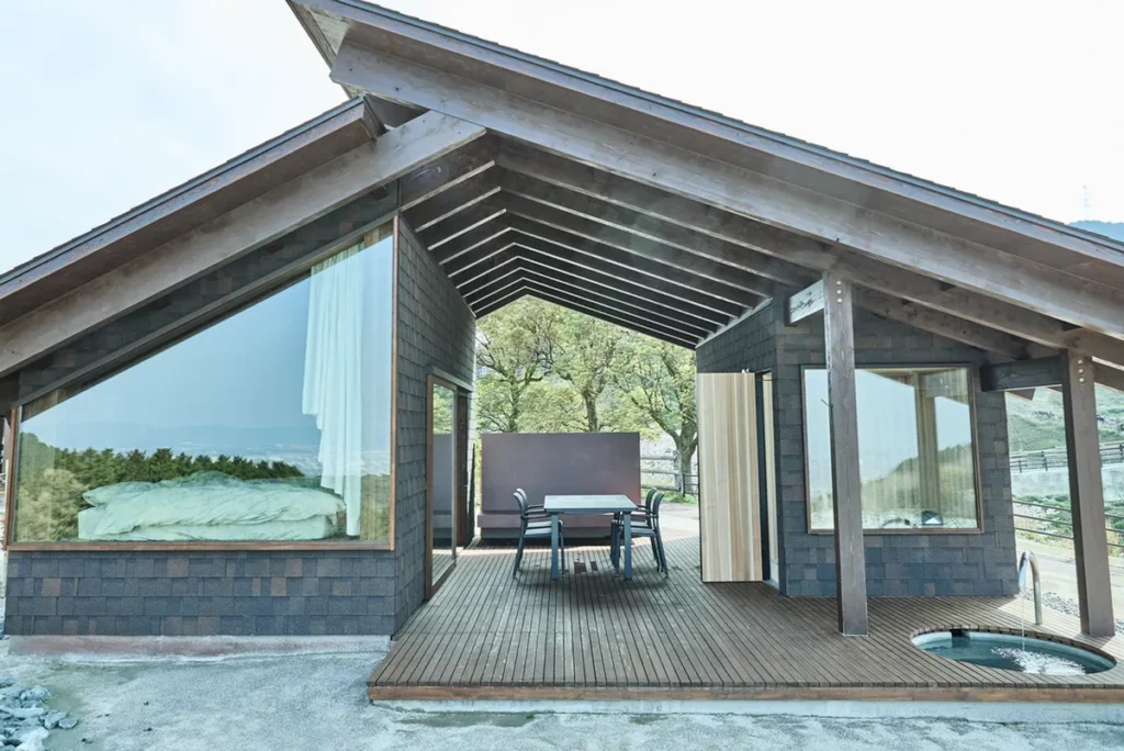 「Snow Peak YAKEI SUITE ABURAYAMA FUKUOKA」,這裡巧妙融合了極致的露營美學、山林景觀與舒適住宿。(圖片由 Booking.com 提供)