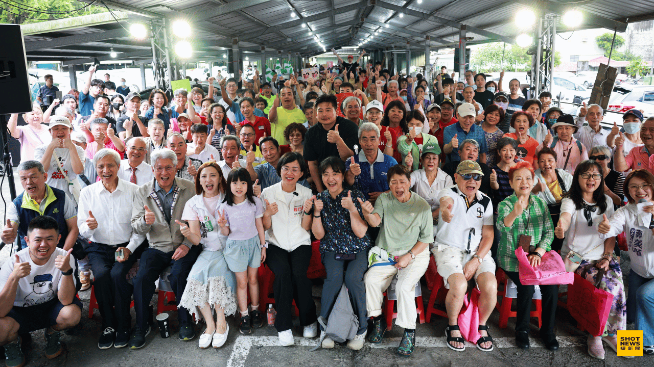 新北市議員陳乃瑜16日於深坑萬福福德宮舉辦《瑜你一起迎回新北》蘇巧慧陳乃瑜座談會，現場氣氛熱烈、座無虛席。（劉祐龍攝影）