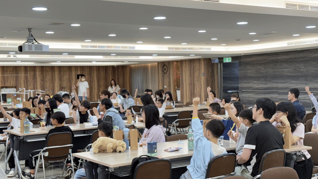喜光全光譜「光健康親子體驗營」,呂宥萱醫師分享正確光環境與護眼觀念,現場氣氛熱絡(圖/喜光全光譜提供)