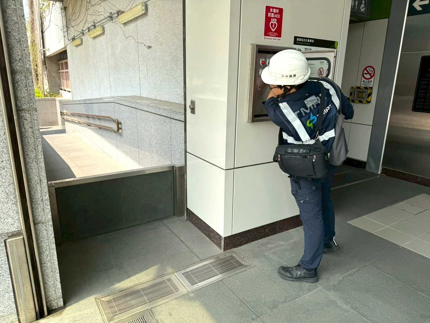 中捷人員測試電動防洪門