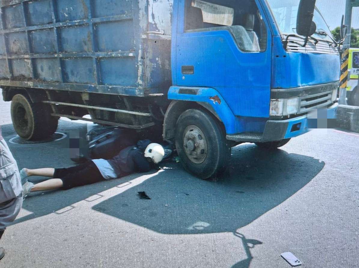 【有片】中壢大貨車右轉釀禍!女騎士遭擊落 多處擦挫傷、腦出血 S 23716208 0