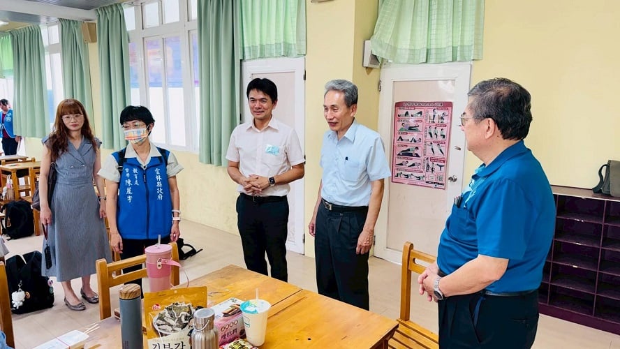 ▲邱孝文處長、陳麗宇督學與吳星宏校長到各國中休息區關心與勉勵。(記者劉峻文攝)