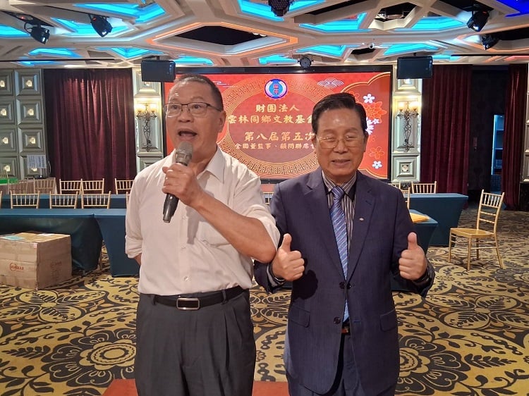 ▲財團法人雲林同鄉文教基金會董事長譚量吉(右)讚譽陳富用總經理(左)闡述孝道,捐贈母校後埔國小冷氣設備暨土庫鎮公所老人醫療交通車及台中市雲林縣清寒學子各一百萬獎學金。(記者劉峻文攝)