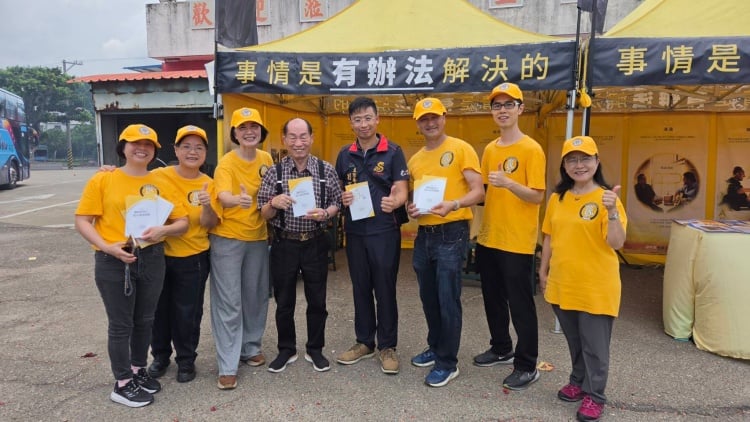 ▲麻豆太子宮施富貴主委(左四)與不同宗教與宮廟代表合照。