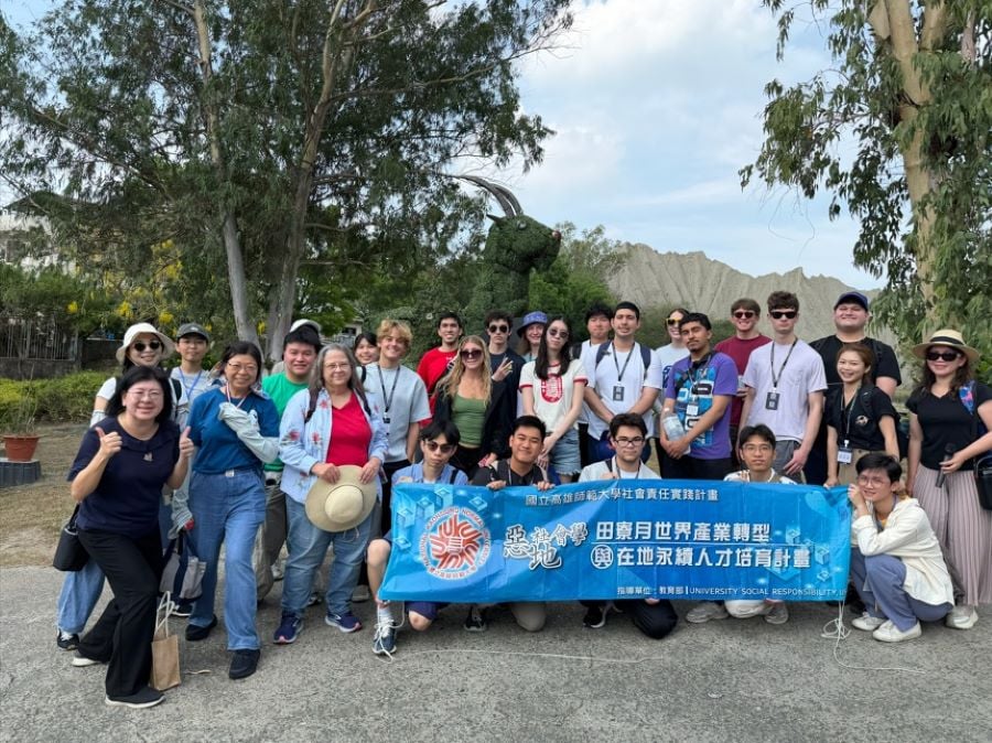 ▲高師大USR團隊與ERAU師生於田寮月世界合影 。