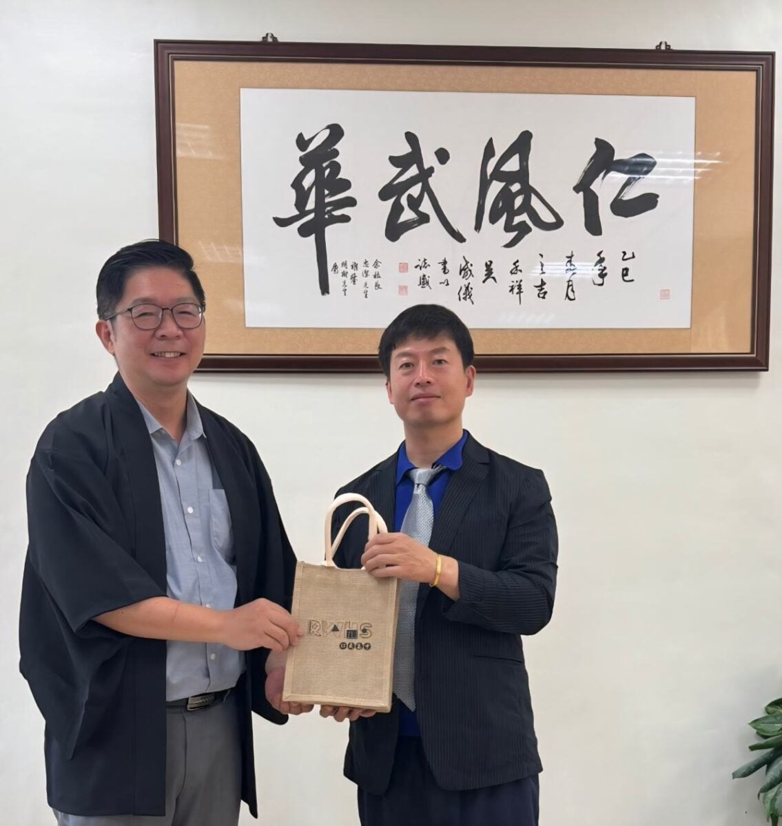 ▲仁武高中校長余忠潔(左)與日本仙台育英學園高等學校國際招生部主任小野義晴(右)會面交流,雙方針對交換學生合作計畫進行深入洽談,盼為學生開拓赴日升學新契機。
