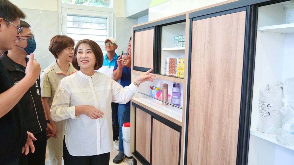 ▲高樹鄉新厝社區照顧關懷據點廚房及無障礙廁所整建啟用，縣長周春米關心新建廚房使用狀況。