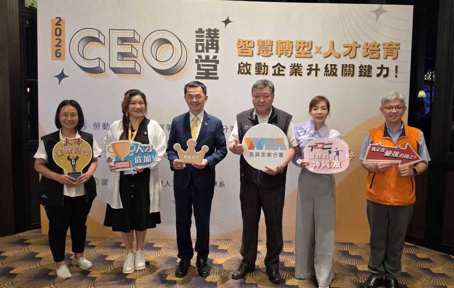 ▲TDC舉辦CEO講堂,由郭耿長分署長(圖右三)、邱銘乾董事長(圖左三)及王怡雯執行長(圖右二)共同分享轉型經驗。