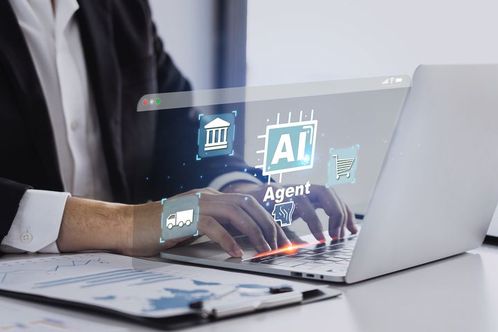 隨著 AI 技術多元發展,使用 AI 智能電商與客服系統,讓傳統旅遊產業進入數位轉型更臻快速與便捷。 圖:shutterstock/來源
