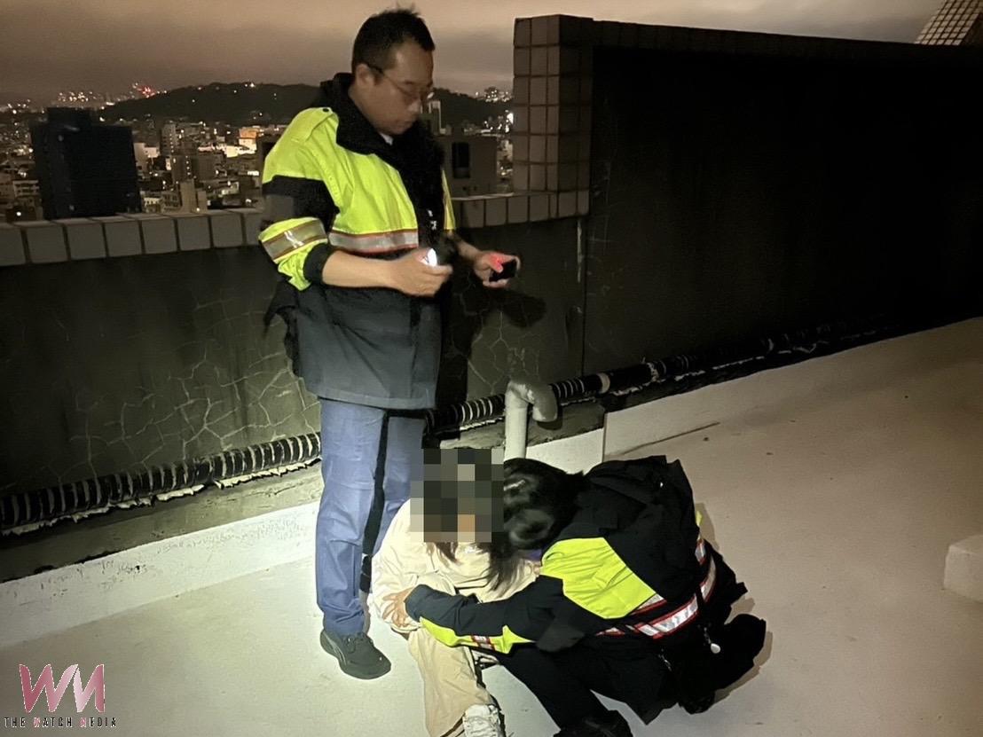 情傷女深夜上17頂樓欲輕生 竹警霸氣一抱成功救回 - https://www.watchmedia01.com