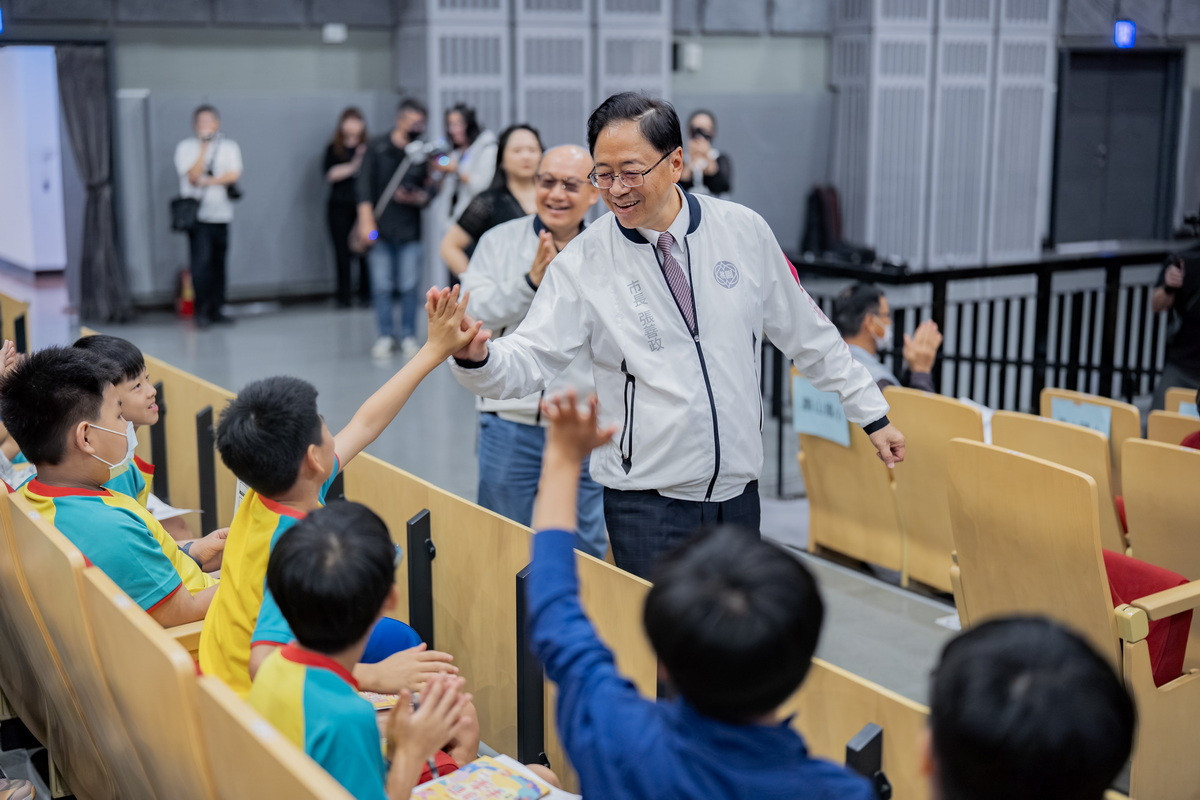 桃園市長張善政出席「115年劇場教育計畫《牽手進劇場》記者會」時與小朋友們互動。<br /><br />