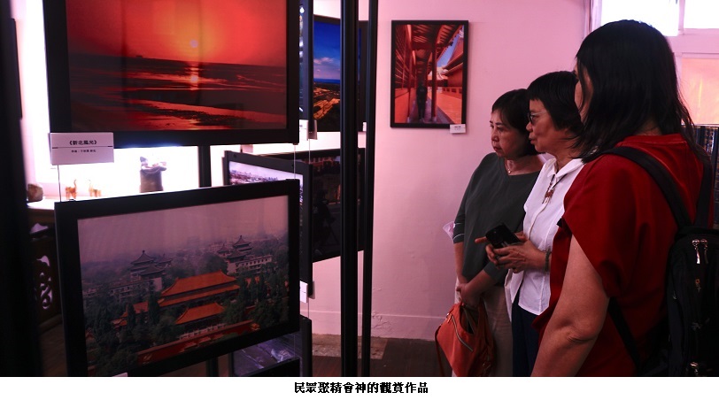 可能是一或多人和文字的圖像