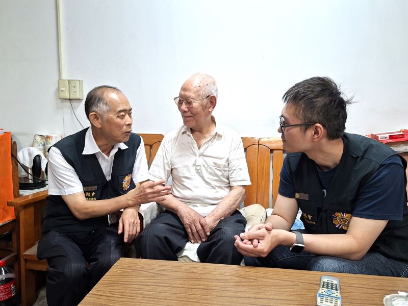 強化高齡榮民照護 北市榮服處推遠距照護與行動就醫 48 《圖說》臺北市榮服處副處長徐木生〈左〉與97歲的榮民邊雲明爺爺。〈臺北市榮服處提供〉
