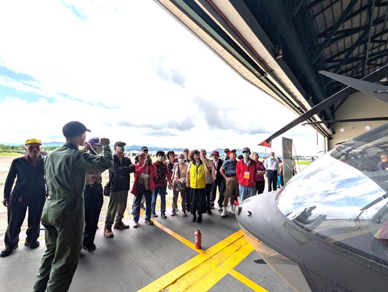 參訪601旅、中科院 板橋榮家長輩見證國防科技躍進 40 《圖說》陸軍航空第 601 旅官兵詳細介紹飛行導航、偵測系統及作戰性能。〈板橋榮家提供〉
