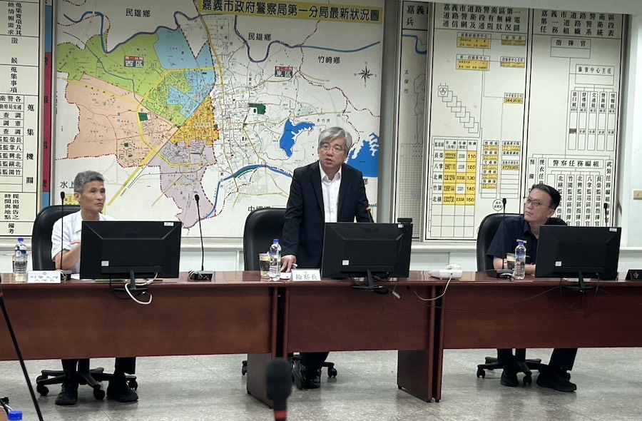 嘉義地檢署蔡宗熙檢察長(中)親赴警察局,對全體司法警察同仁進行查察賄選法令及技巧之重點宣講。(圖/嘉義地檢署提供)
