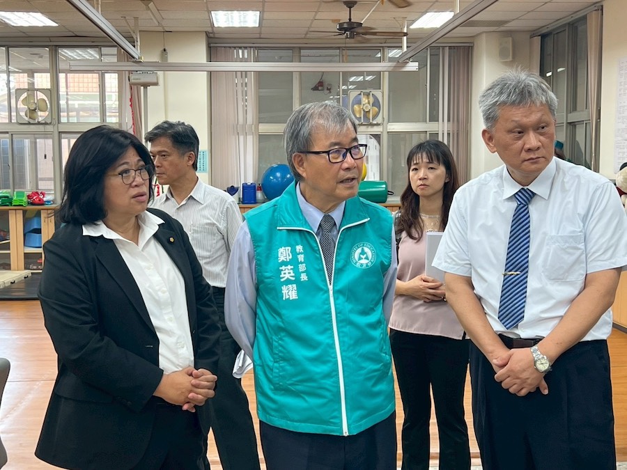 教育部長鄭英耀在立法委員王美惠陪同,前往嘉義市學校關心了解學生學習環境與校園建設需求。(圖/王美惠服務處提供)