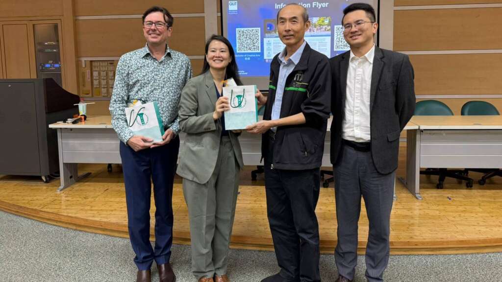 ▲大葉大學多媒體學程程仲勝副主任(右二)歡迎昆士蘭科技大學來訪。(圖/記者林明佑翻攝)