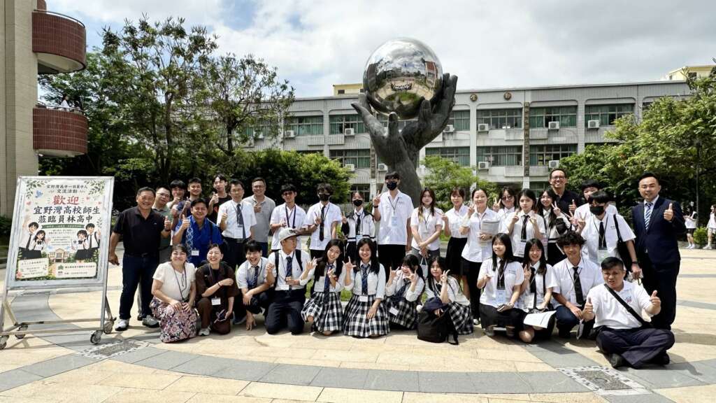 ▲日本沖繩宜野灣高校師生在地標員手與員林高中師生相見歡。(圖/記者林明佑翻攝)