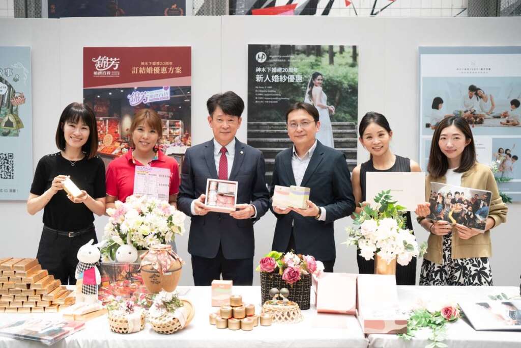 ▲阿里山神木下婚禮20周年啟動，攜手「森里號」打造幸福列車，歷屆新人回娘家重溫浪漫誓言。