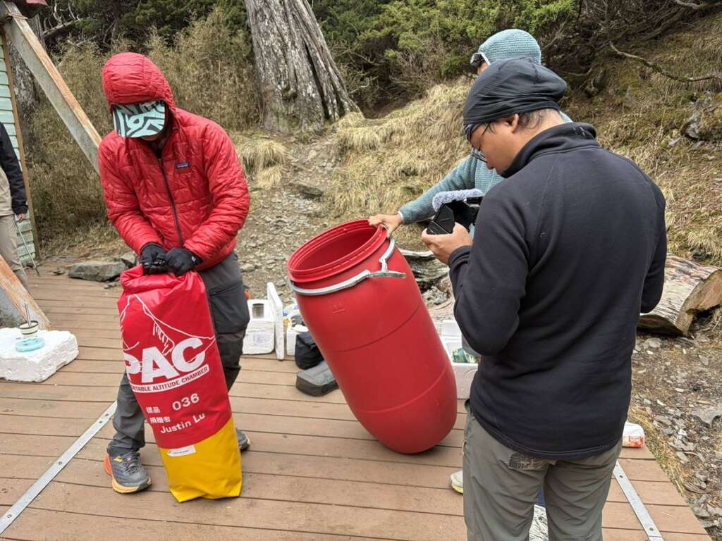 ▲【守護聖稜線的紅色救援膠囊】雪霸聖稜線山屋PAC全數檢測合格,撐起高山救援黃金時間。