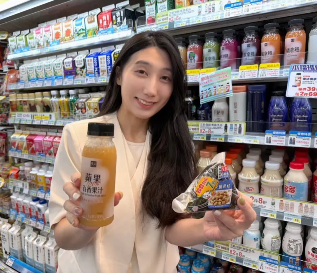 萊爾富每日上午6點至9點推出早餐優惠活動。海鮮季限定夾心三角飯糰系列，搭配指定飲料皆可享55元早餐優惠組合