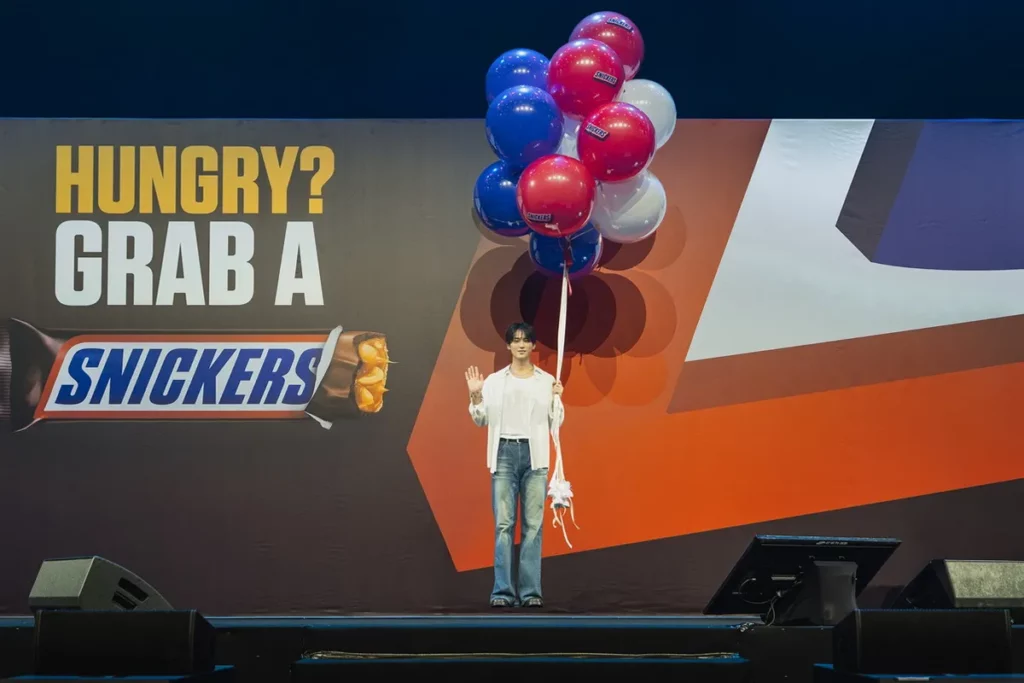 SNICKERS®品牌代言人MINGYU盛裝入場,為粉絲準備品牌氣球作為驚喜禮物