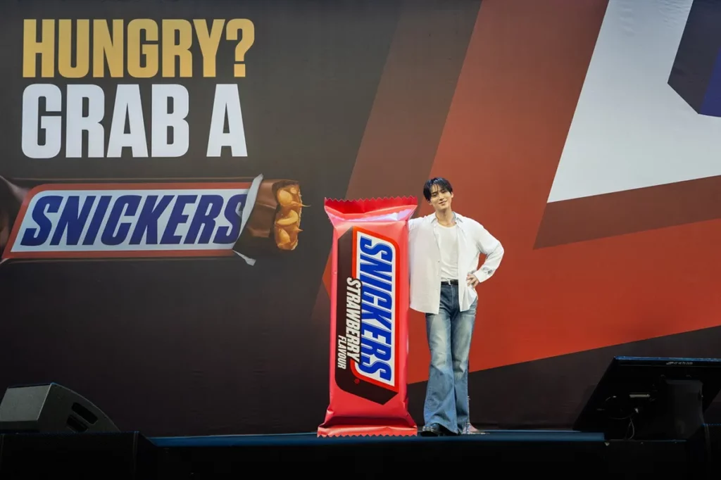 巨型草莓口味SNICKERS®現身舞台,獲MINGYU驚喜直呼:「Lovely!」