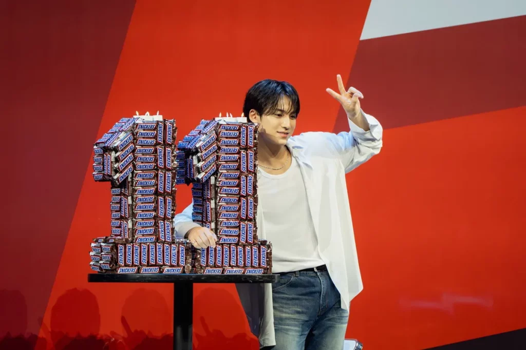 SNICKERS®特別準備「11」蠟燭造型士力架,與現場粉絲共同慶賀MINGYU所屬團體SEVENTEEN出道11周年紀念