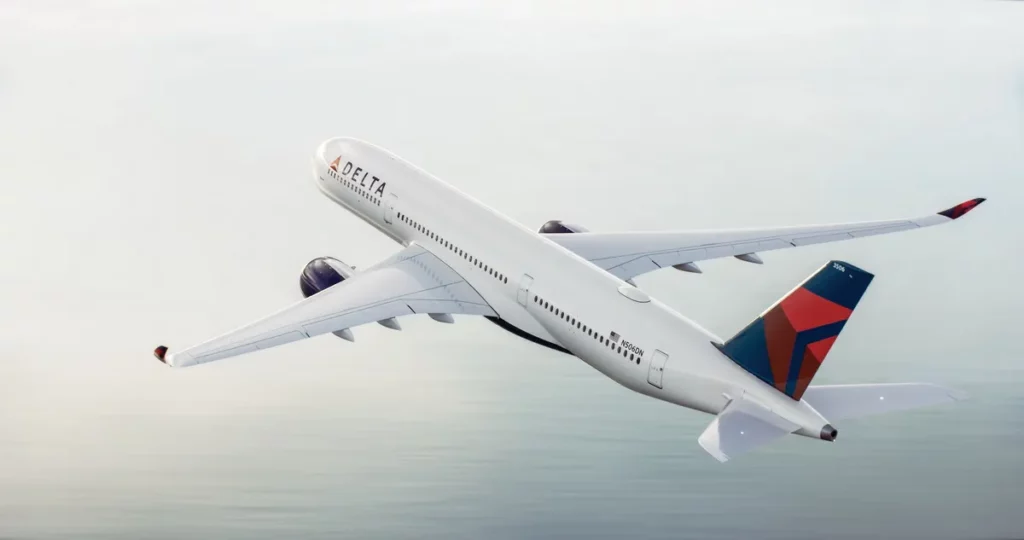 _達美航空台北－西雅圖航線目前由 Airbus A350-900 執飛，結合套房式的達美至臻商務艙（Delta One）、升級機上服務與全球航網，打造更舒適的長程飛行體驗。