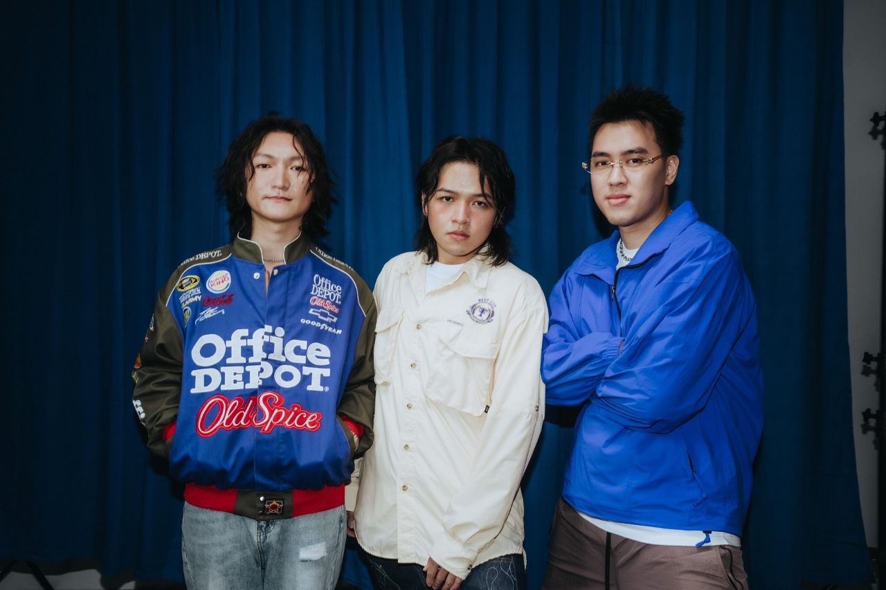 艾蜜莉AMILI遭好友集體爆料！　飛機上趕歌、雨中走7公里，全為5/29《悲劇演員》發片專場拚了
