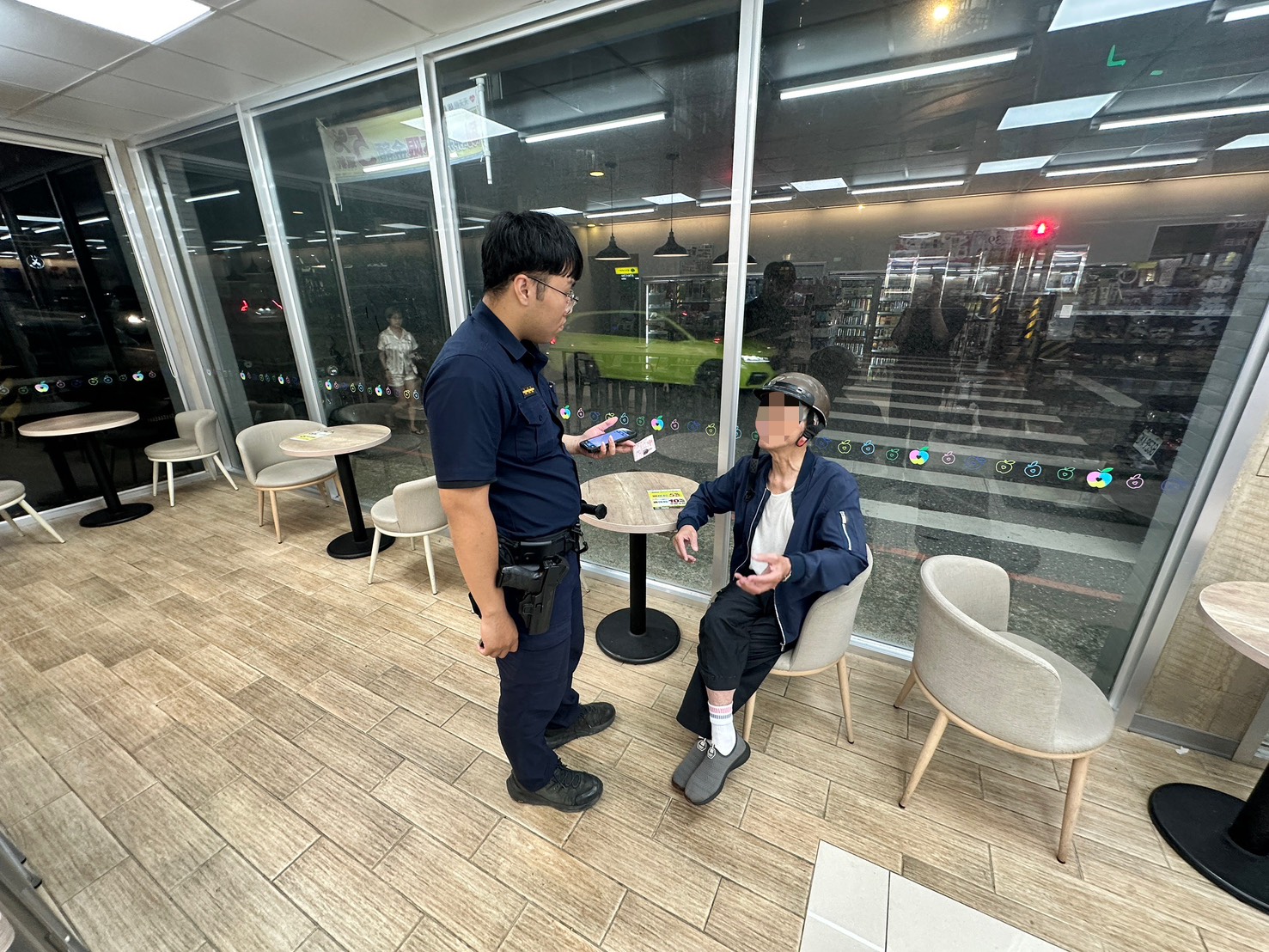 楊梅翁報案稱朋友遭反鎖超商廁所 警到場發現他與鏡中人對話 S 83787782 0