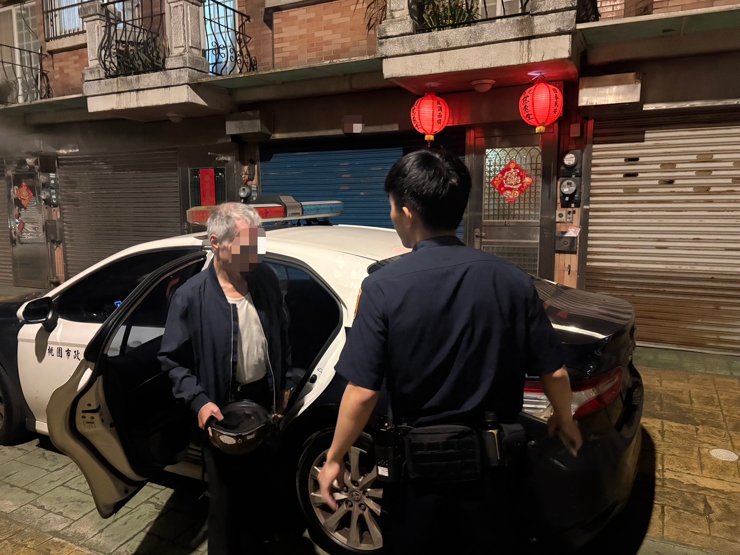 楊梅翁報案稱朋友遭反鎖超商廁所 警到場發現他與鏡中人對話 S 83787786 0