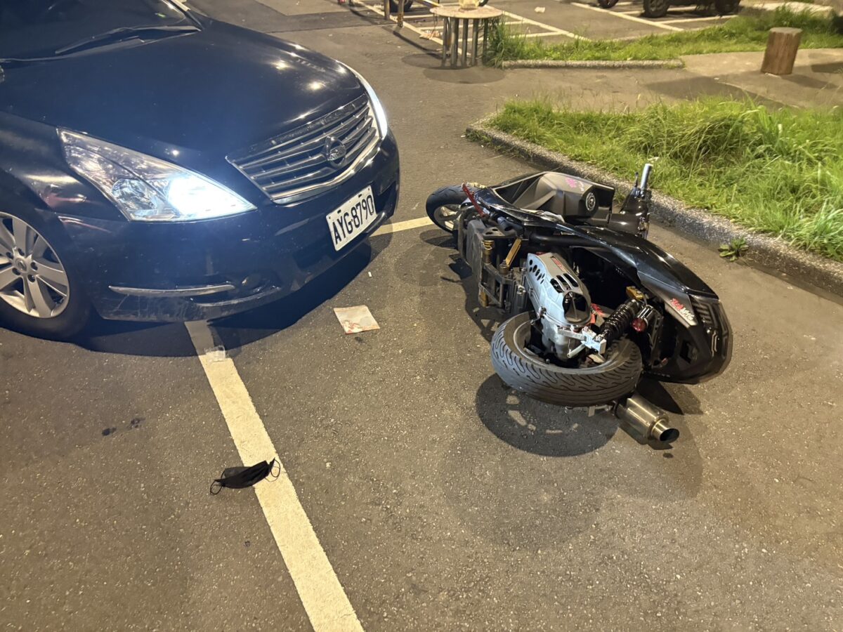 蘆竹大古山改裝車聚遭攔查 無照男逃逸撞警車下場曝 819273