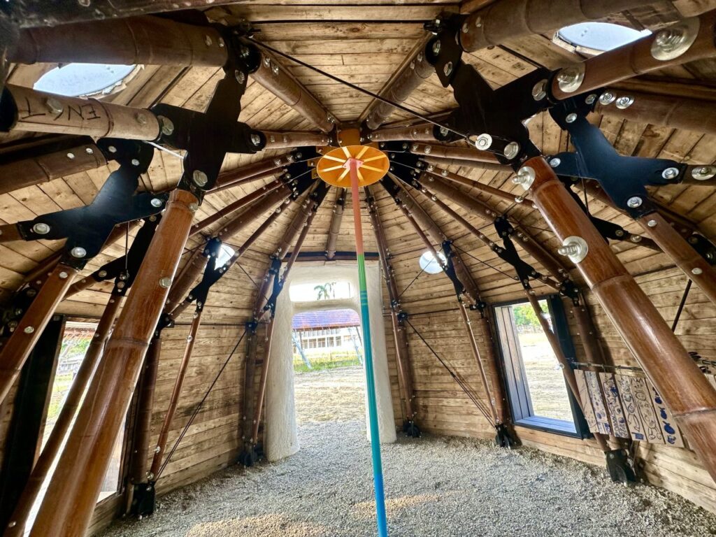 糖廠保留遺構元素與林木,規劃為城市森林公園,融合竹構藝術推動竹創產業。(圖/農業部林業及自然保育署 提供)