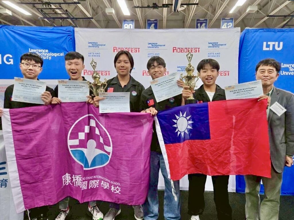 (右二起)隊長陳柏睿與主力隊員陳科翰、黃宣睿、楊大謙、蔡定勳,團隊合作奪下世界冠軍。(圖/團隊提供)